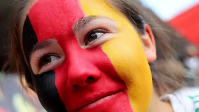 Une fan de la Mannschaft retrouve son sourire après le second but de son équipe.