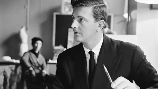 El diseñador francés Givenchy en su atelier en París en 1955.
