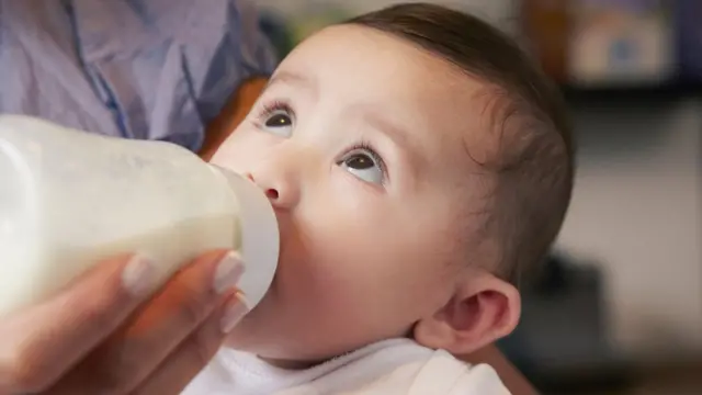 Bebé tomando el biberón