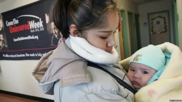 बच्चे की देखभाल करती महिला