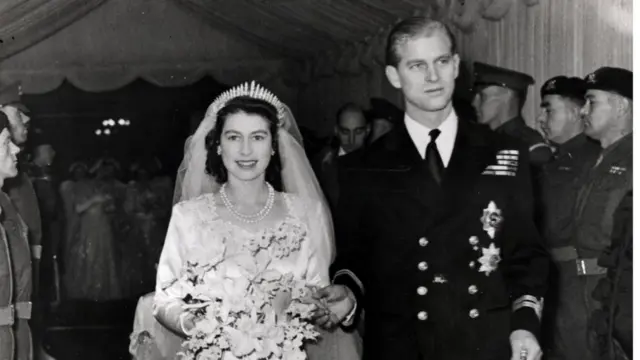 Elizabeth e Philip caminhando em direção ao altar, em foto preto e branco