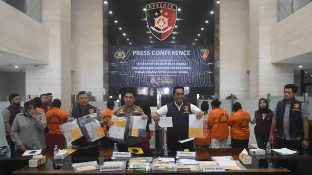 Dirtipidum Brigjen Pol. Djuhandhani Rahardjo Puro (kedua kanan) menunjukkan bukti kasus TPPO jaringan internasional, seperti ke Jepang, di Mabes Polri, Jakarta, Selasa (27/06).