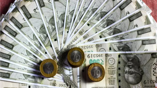 500 રૂપિયાની નોટો અને 10ના સિક્કા