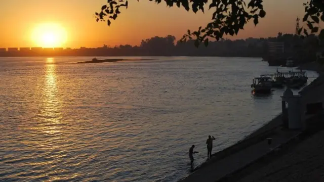 नदी का तट