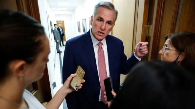 Republicano Kevin McCarthy dá entrevista a jornalistas no Congresso americano