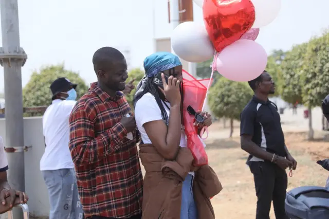 Some family members of di stranded student bin dey airport dey wait to welcome dia pipo home.