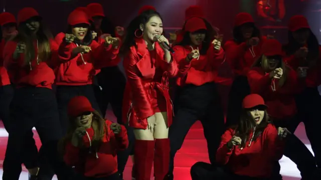 Penyanyi Via Vallen (tengah) menyanyikan salah satu lagu "Theme Song Asian Games 2018" dalam Konser 50 Hari Menuju Asian Games 2018 di Jakarta, Sabtu (30/6).