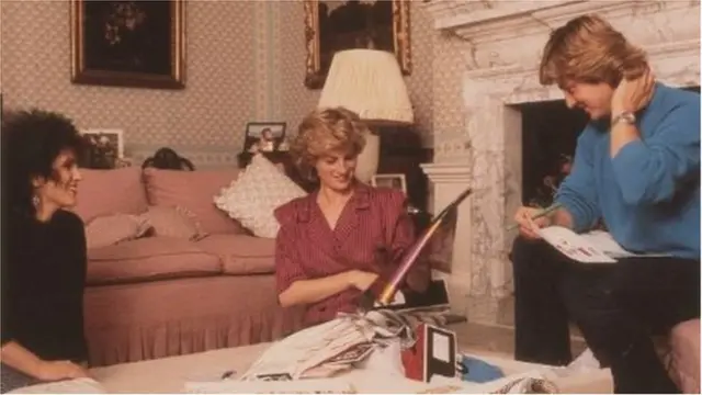 দি এমানুয়েলস থেকে ডিজাইন পছন্দ করছেন প্রিন্সেস ডায়ানা, এই ছবিও নিলামে বিক্রি করা হবে।