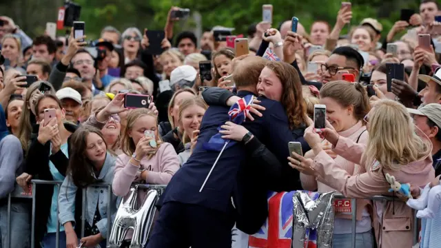Prince Harry, Duke of Sussex hugs a member of the public as he arrives at the Royal Botanic Gardens on October 18, 2018 in Melbourne, Australia.