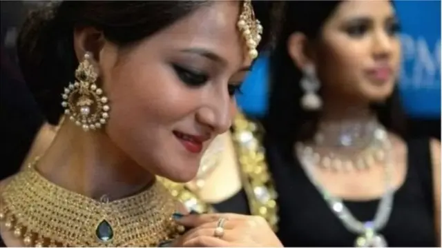 सोन्यावरील कस्टम ड्युटी कमी झाल्यानं सोनं स्वस्त होऊ शकतं.