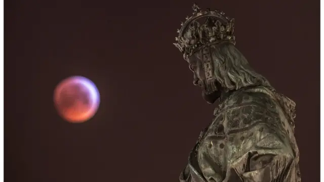 Луна и статуя Карла IV в Праге