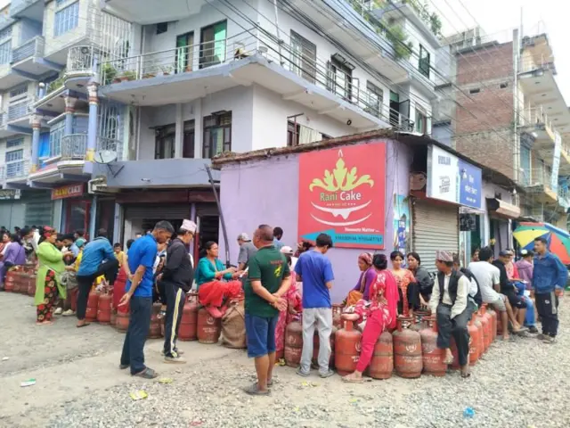 राजधानीबाहेक देशका विभिन्न स्थानमा यस्तो सङ्कट देखिएको छ।