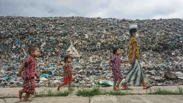 ဆင်းရဲတဲ့ အိမ်ထောင်စုတွေကို ငွေကြေးထောက်ပံ့တာ အကောင်းဆုံးလို့ ကျွမ်းကျင်သူတွေက ဆိုပါတယ်။