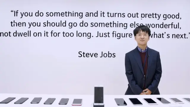 คิมฮักมินที่ร้านโซกังจ๊อบส์ซึ่งมีคำพูดของสตีฟ จ๊อบส์บนผนังด้านหนึ่งของร้าน