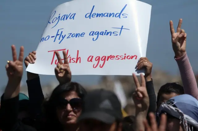 Türkiye sınırındaki Kamışlı kentinde düzenlenen gösterilerde "Rojava, Türkiye'nin saldırganlığına karşı uçuşa yasak bölge istiyor" yazılı İngilizce pankartlar açıldı.