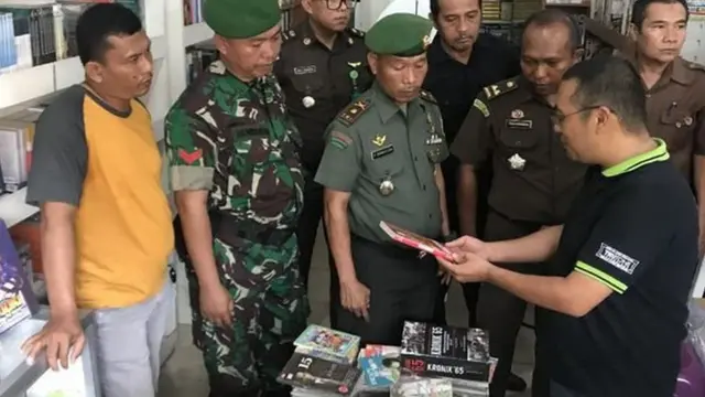 Mahkamah Konstitusi pada 2010 silam memutuskan pelarangan buku baru bisa dilakukan setelah melalui proses hukum dan diputuskan oleh pengadilan