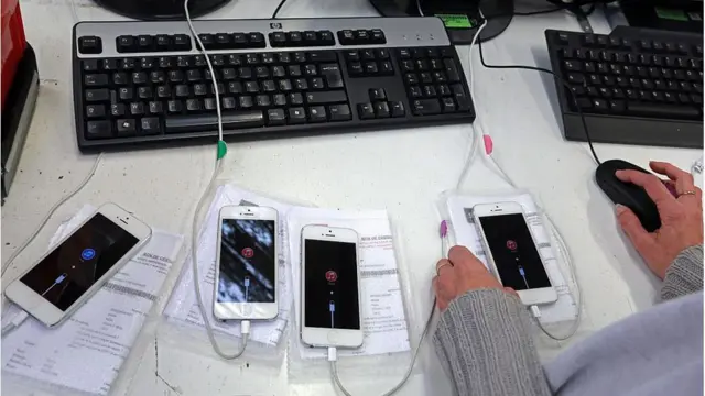 Telefones da Apple sendo revisados