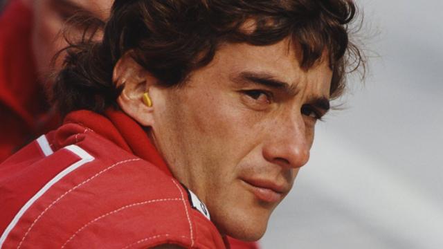 Ayrton Senna en un circuito de F1.