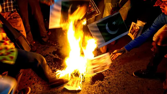 কলকাতায় পাকিস্তানের পতাকা পোড়ানো হচ্ছে