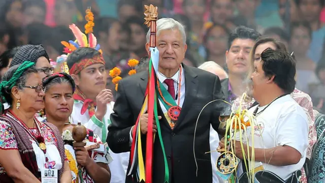López Obrador recibe el bastón de mando