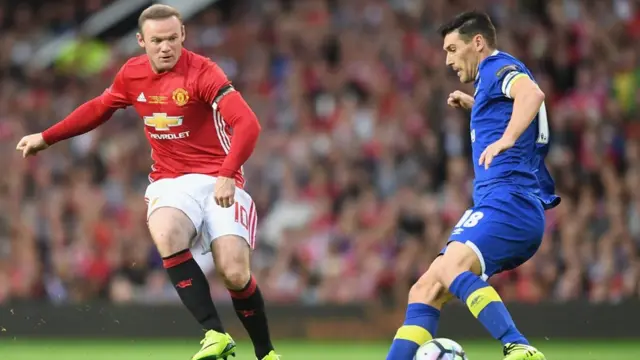 واين روني (على اليسار)