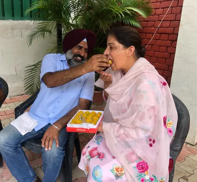 ਸਾਬਕਾ ਓਲੰਪੀਅਨ ਪਰਗਟ ਸਿੰਘ ਅਤੇ ਉਨ੍ਹਾਂ ਦੀ ਪਤਨੀ ਬਰਿੰਦਰਜੀਤ ਕੌਰ ਭਾਰਤੀ ਟੀਮ ਦੀ ਜਿੱਤ ਦੀ ਖ਼ੁਸ਼ੀ ਮਨਾਉਂਦੇ ਹੋਏ