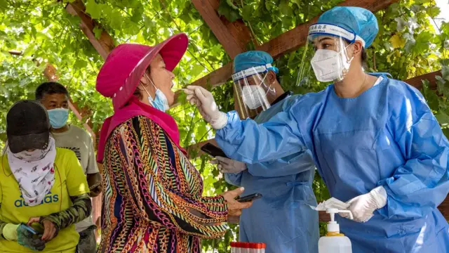 在仍然坚持"动态清零"政策的中国大陆，如何防控疫情，保障病例不入北京成为重中之重