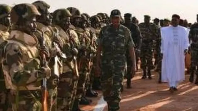 Sojojin Nijar a lokacin da shugaban kasar ke ziyartarsu