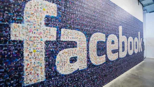 Palabra Facebook formada por miles de fotografías