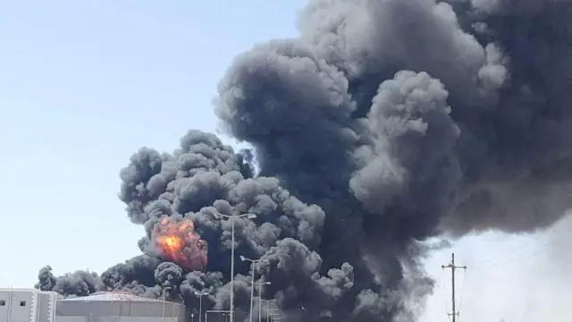 صورة أرشيفية تُظهر عمودًا كثيفًا من الدخان والنيران