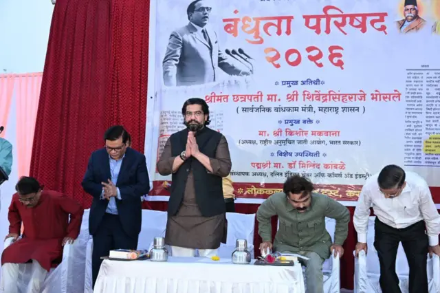 बंधुता परिषदेच्या मंचावरील मान्यवर