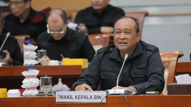 Wakil Kepala Badan Intelijen Negara (Waka BIN) Letnan Jenderal TNI (Purn) Teddy Lhaksmana Widya Kusuma (kanan) mengikuti rapat kerja dengan Komisi I DPR.