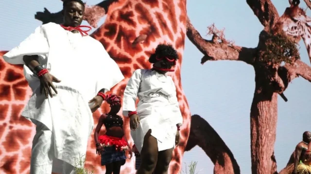 Masu wasan kwaikwayo a lokacin wani biki na taron kan iyaka na Abidjan a Ivory Coast ranar Laraba.