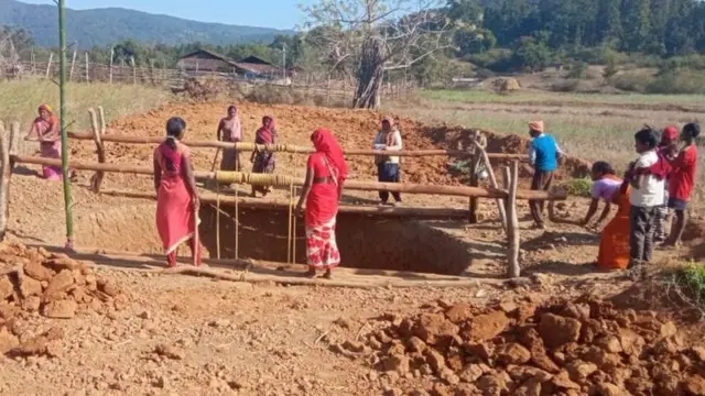 मनेरगा के तहत काम करते हुए लोग 