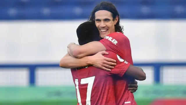 Cavani y Fred se abrazan