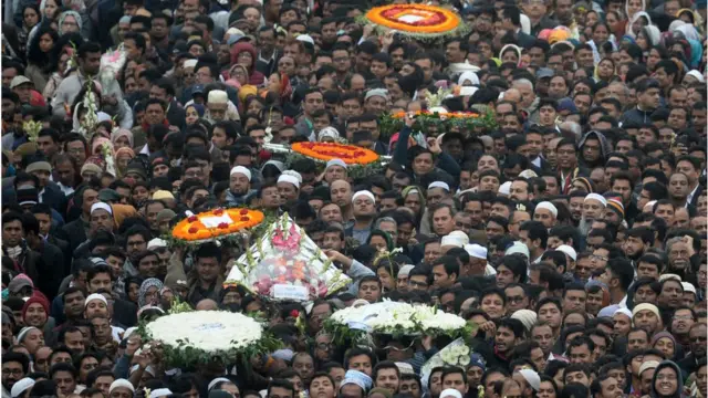 বিভিন্ন স্তরের হাজার হাজার মানুষজন তাকে শ্রদ্ধা জানিয়েছেন।