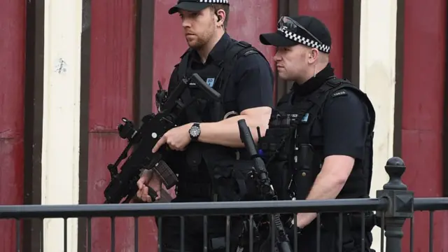 حدود ۴۰۰ افسر پلیس در محل مستقر شده‌اند