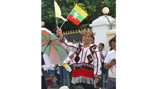 ပုပ်ရဟန်းမင်းကြီးကို တိုင်းရင်းသားတွေကြို