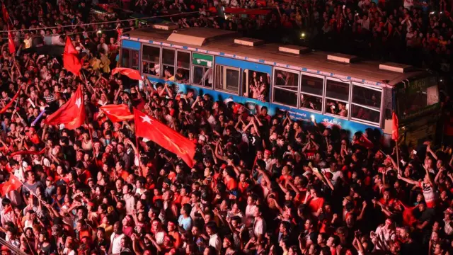 စိန်ခေါ်မှုတွေကို ကျော်ဖြတ်နိုင်ဖို့ ပြည်သူတွေရဲ့အားကိုလိုအပ်တယ်လို့ ပါတီထိပ်ပိုင်းခေါင်းဆောင်တွေပြောလာ