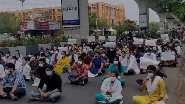 జూనియర్ డాక్టర్లపై రెండు నెలల్లో ఇలా దాడులు జరగడం ఇది రెండోసారి.