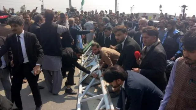 अदालत बाहिर इमरान खान समर्थकहरू