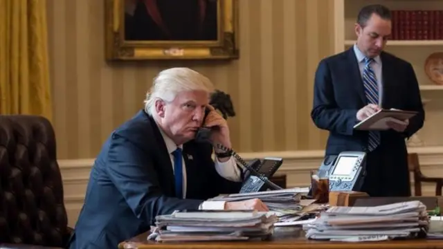 Donald Trump ao telefone