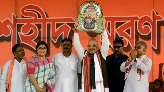 એક સભામાં પક્ષના કાર્યકરોનું અભિવાદન સ્વીકારી રહેલા ભાજપના પ્રમુખ અમિત શાહ