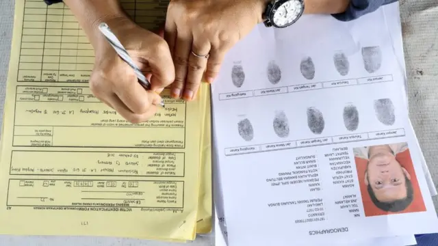 Tim DVI Antemortem Biddokkes Polda Kepulauan Bangka Belitung mengambil data antemortem sejumlah keluarga korban jatuhnya pesawat Lion Air JT 610 untuk dikirimkan ke RS Polri Jakarta.