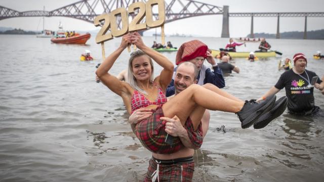 Loony Dookers chill out for New Year - BBC News