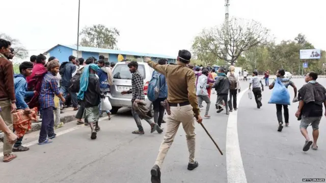 జనాలను చెదరగొడుతున్న పోలీసులు