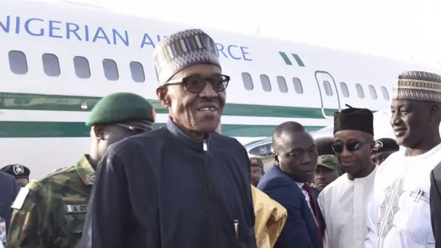 Shugaba Muhammadu Buhari lokacin da ya sauka a Kaduna