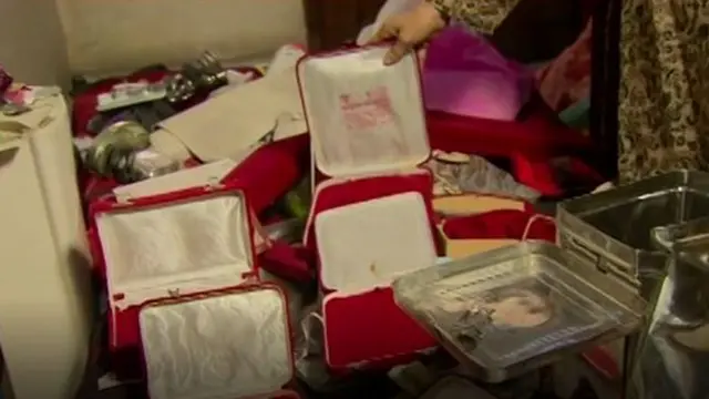 উত্তরপ্রদেশে হুমায়ের নামে এক মুসলিম নারী বলেন, পুলিশ তার ঘরে ঢুকে নগদ টাকা, গহনা নিয়ে গেছে।