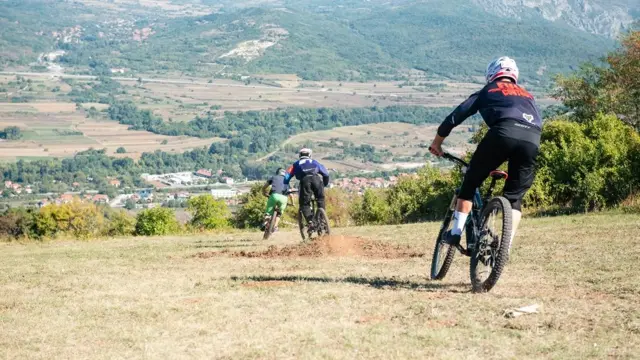 Daunhil kategorija biciklizma je relativno nova u Srbiji - to je spuštanje niz posebno uređene staze koje su strme čak i za pešake.