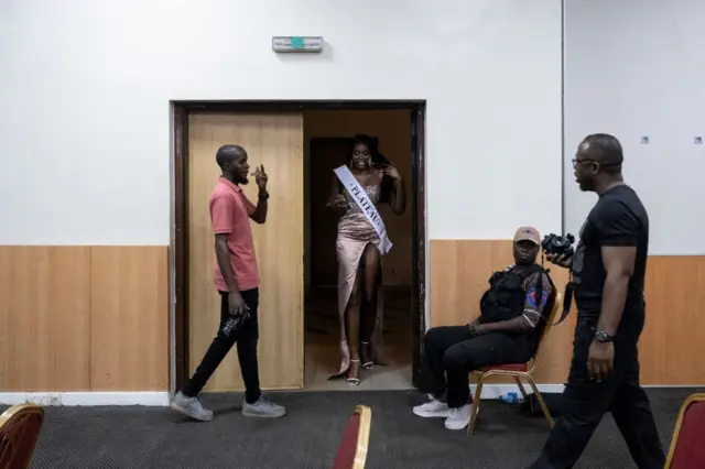 Mujer en un reinado en Nigeria